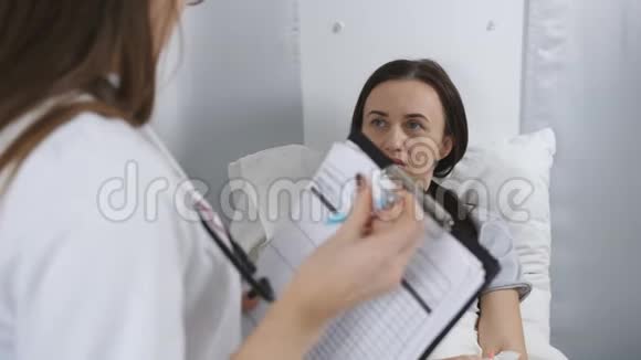 一位女医生正在对医院病房的病人进行调查视频的预览图