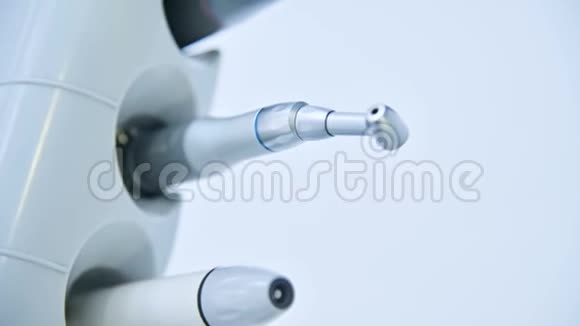 在牙科医生办公室支架上安装一套专业工具一把钥匙Stamology概念视频的预览图
