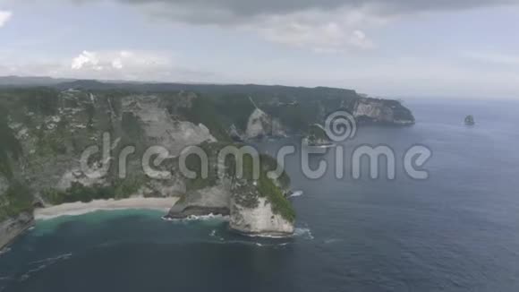 印度尼西亚NusaPenida岛上的KelingBeachTIMELAPSE在巴厘岛附近的无人机射击4K视频的预览图