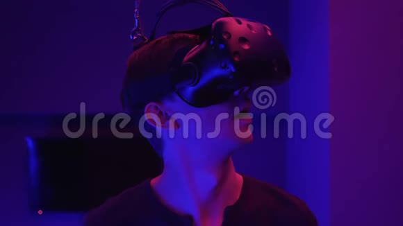 头戴显示器的年轻人环顾四周虚拟现实视频的预览图