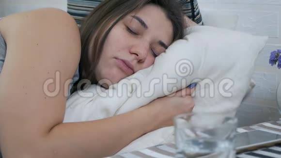 一个怀孕的女孩睡在沙发上醒来喝了一杯水疲惫的孕妇渴望喝一杯视频的预览图
