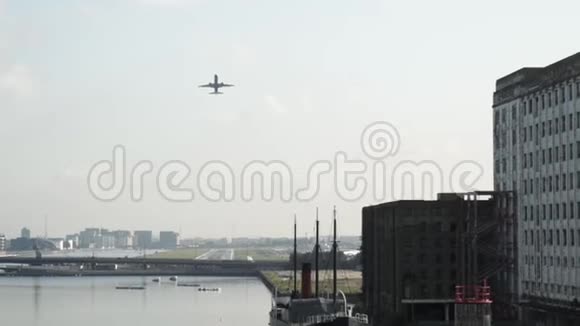 在夏天阳光明媚的日子里从底部看飞机在泰晤士河上方的蓝天上飞行行动以上行程视频的预览图