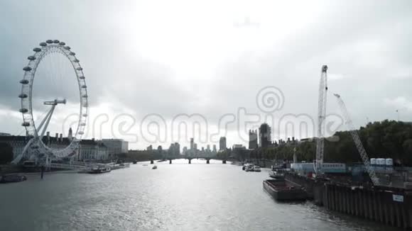 伦敦眼的泰晤士河上方的美丽景色市政厅威斯敏斯特大桥大本钟和议会大厦视频的预览图