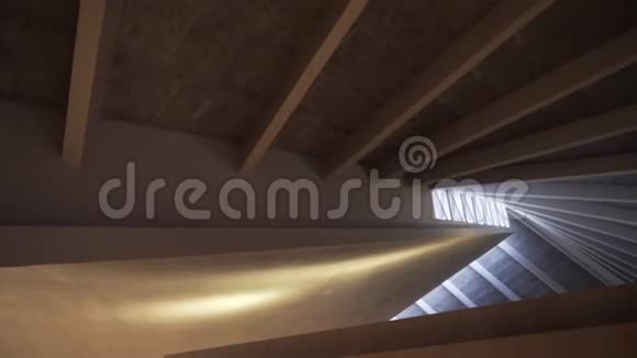 从底部看轻木天花板覆盖木横梁和阳光穿过窗户视频的预览图