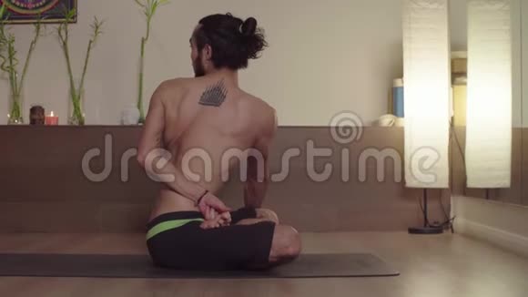 强壮的英俊男子练习瑜伽阿尔达帕德马萨纳双胞胎视频的预览图