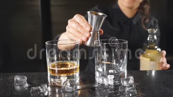 女调酒师慢慢地从跳汰机里倒出威士忌无法辨认的穿着黑色制服的女酒吧高清高清视频的预览图