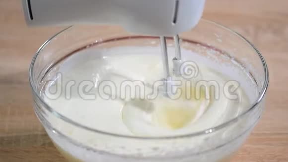 用糖吹鸡蛋用电动搅拌机搅拌鸡蛋和糖准备健康的面团视频的预览图