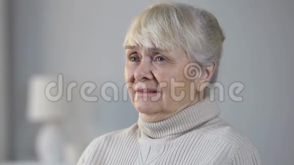 不治之症退休女性哭着想着生活感到无助视频的预览图