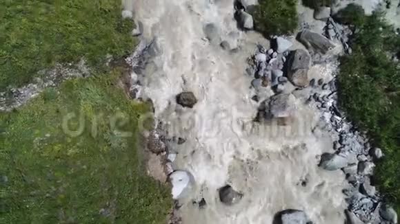 一股汹涌的山河的溪流视频的预览图