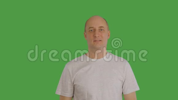 阿尔法频道播放的画面包括成年秃头男子站起来拉着移动一些板子横幅面板或任何广告视频的预览图