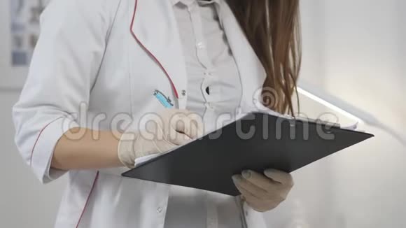 女医生写了一个病人躺在医院病房的床上特写视频的预览图