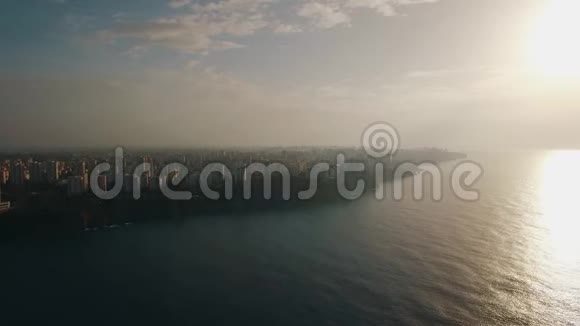 地中海沿岸安塔利亚傍晚的鸟瞰图视频的预览图