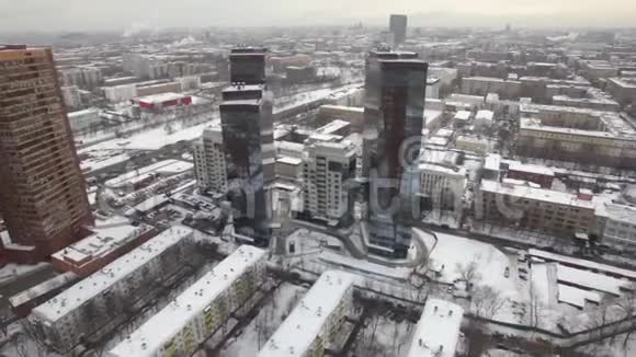 覆盖着雪的城市景观的鸟瞰图视频的预览图