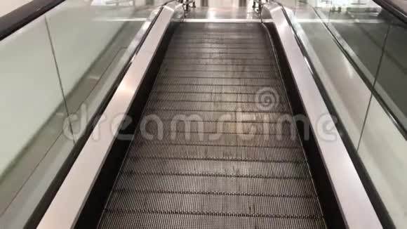 购物中心向下移动的牵引器的特写平梯扶梯视频的预览图