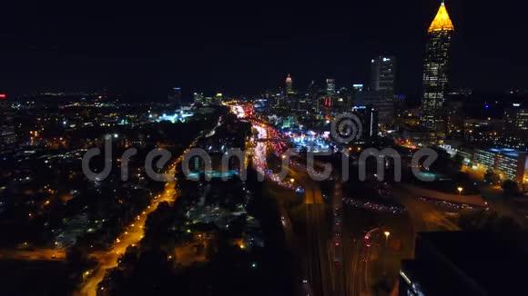 飞越亚特兰大商业大厦夜间市中心和高速公路的景色下面有交通左视频的预览图