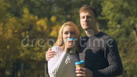 情侣们在公园里品尝热饮拥抱浪漫约会喝咖啡视频的预览图