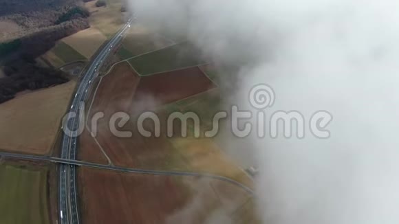 从蓬松的云层上可以看到交通繁忙的高速公路上的景色视频的预览图