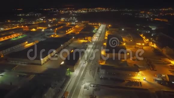 在夜间城市有几个仓库和飞机备件仓库视频的预览图
