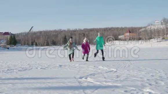 冬天三个孩子在公园里玩游戏视频的预览图