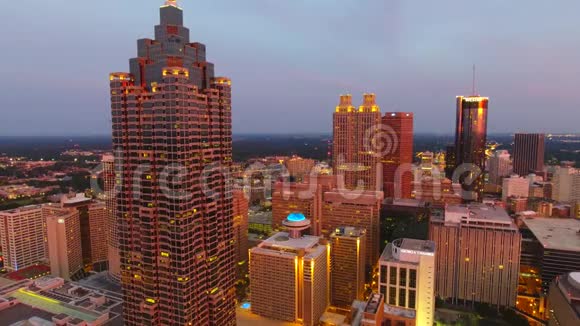 空中无人机在黄昏时拍摄亚特兰大建筑摄像机在市中心上空盘旋格鲁吉亚美国照相机视频的预览图