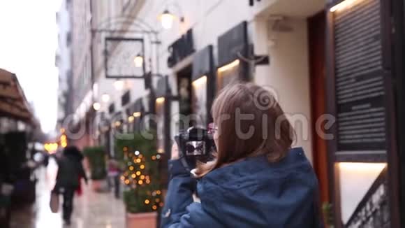 女人在欧洲城市的街上拍照欧洲旅游视频的预览图