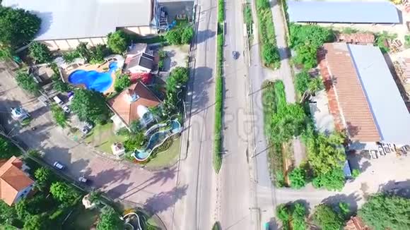 驾驶小型乡村道路的汽车视频的预览图
