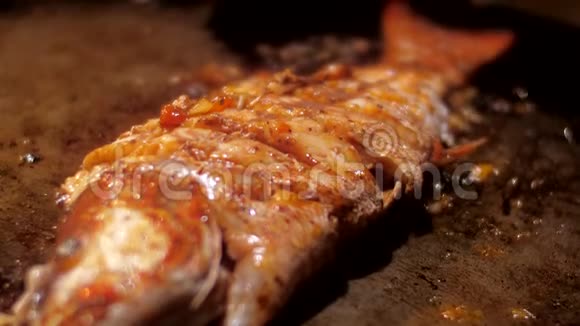抹上酱汁美味的海鱼躺在平底锅里炸薯条视频的预览图