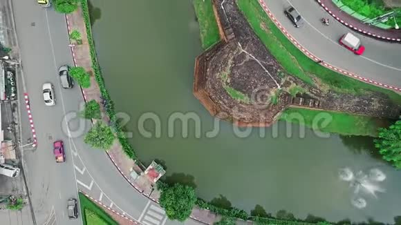 泰国清迈市的汽车交通房屋和湖泊的鸟瞰图视频的预览图