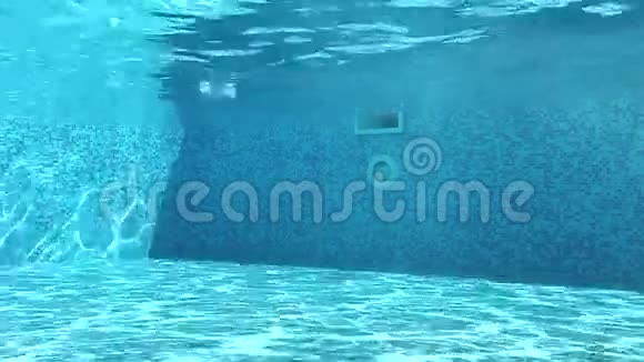 人在水下游泳视频的预览图
