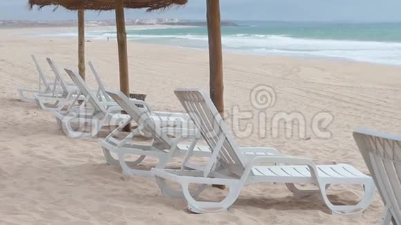 葡萄牙海边的白色休闲椅视频的预览图