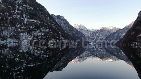 空中拍摄清澈的湖面水面上有群山的倒影4k视频的预览图