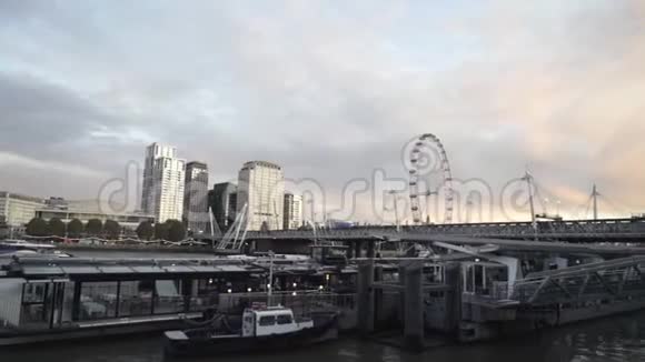 从泰晤士河上俯瞰可口可乐伦敦眼位于伦敦泰晤士河南岸行动视频的预览图