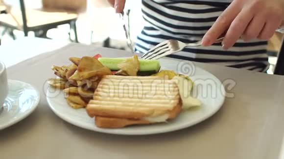 一个女孩吃早餐她用刀切蔬菜视频的预览图