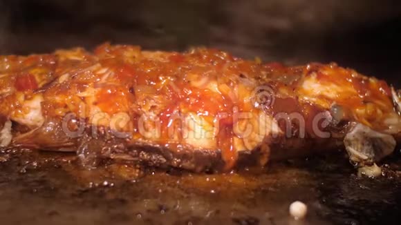 海鱼片放在平底锅里用香料和酱汁炸薯条视频的预览图