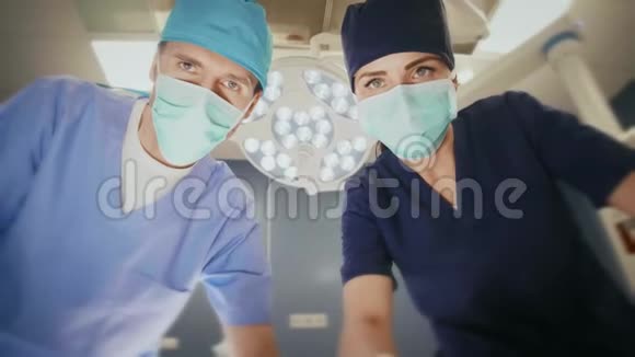 两个外科医生在手术台上视频的预览图