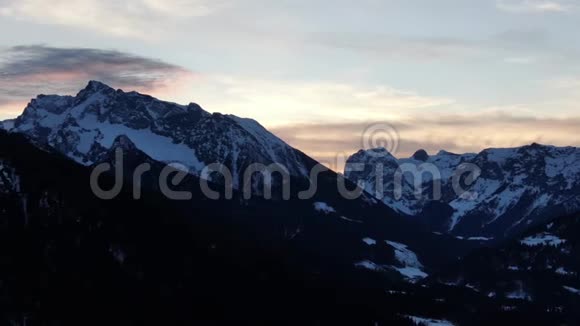 日落时可以看到巨大的山脉空中拍摄4k视频的预览图
