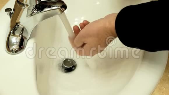卫生一个男人用肥皂和水清洗他的手视频的预览图