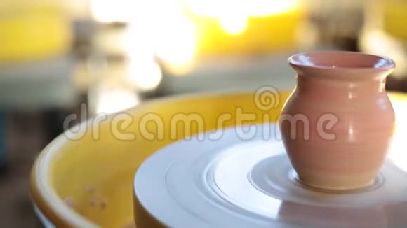 手工陶器里面陶制车间的陶制花瓶开陶轮陶工视频的预览图