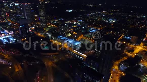 亚特兰大市中心的天际线高速公路与立交桥交通大灯实时格鲁吉亚视频的预览图