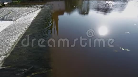 美丽的朗尼格水景太阳在镜子里反射视频的预览图