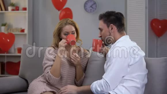 两人在沙发上愉快地交谈喝着咖啡在一起视频的预览图