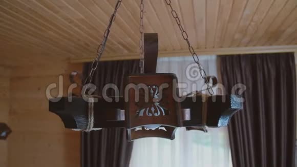 一盏木制吊灯来回晃动视频的预览图