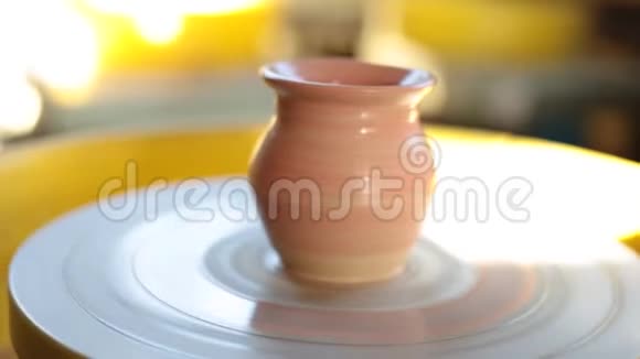 手工陶器里面陶制车间的陶制花瓶开陶轮陶工视频的预览图