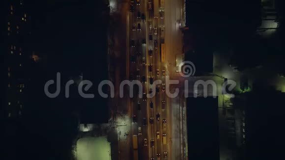 摄像机逐渐漂浮在夜路上慢车开着头灯视频的预览图