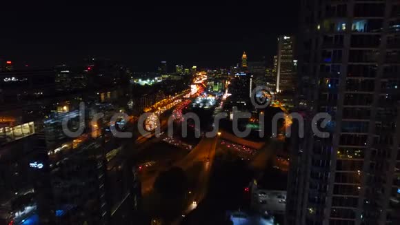 在亚特兰大商业大厦之间飞行可实时观看灯光照明的市中心和高速公路视频的预览图