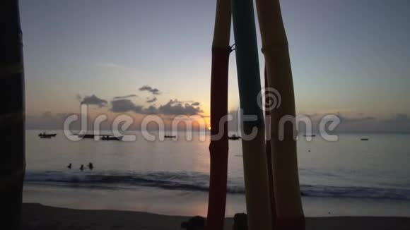 日落海滩剪影慢动作视频4K视频的预览图