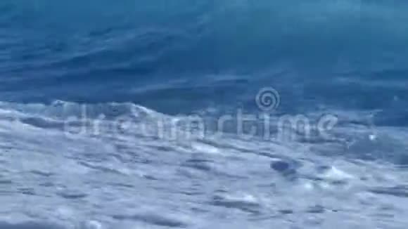 在炎热的夏日里带着蓝色海水和白色火花的海洋视频的预览图