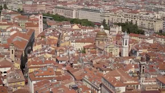 橙色屋顶的欧洲古城俯瞰图行动红色居住建筑位置紧凑视频的预览图