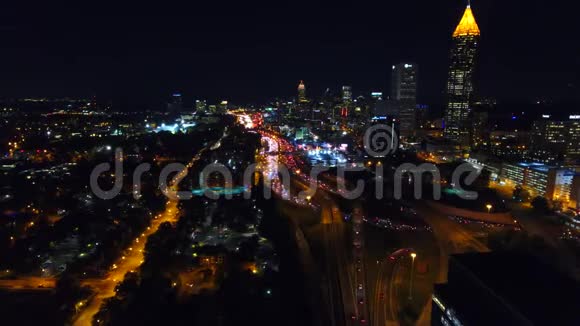 静态拍摄的照明夜间亚特兰大天际线与交通下面弗雷威前照灯市中心的景色照相机视频的预览图
