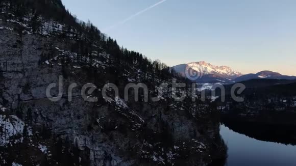 清晨在山上湖上倒影空中拍摄4K视频的预览图